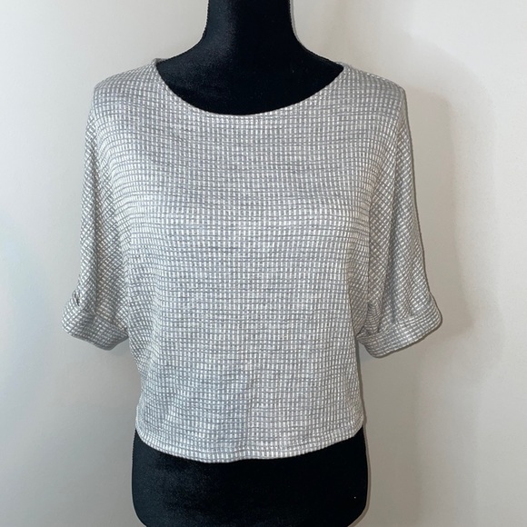 Caution to the wind womens top color grey & white size small - Picture 1 of 8